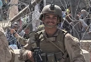 یک سرباز ایرانی‌تبار در بین کشتگان ارتش آمریکا در کابل